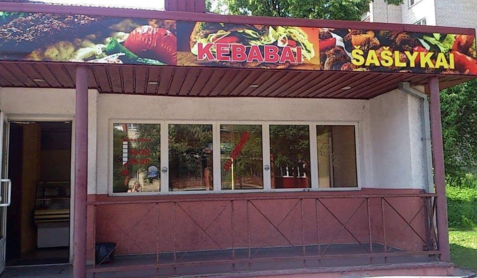 „Pikante grill“ pastatas su užrašu „Kebabai, šašlykai“