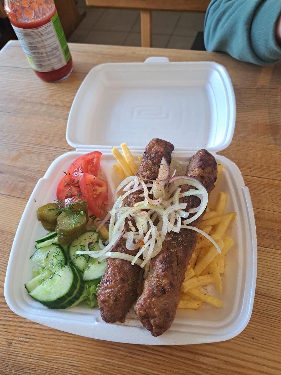 Du liulia kebabai su bulvytėmis ir salotomis išsinešti