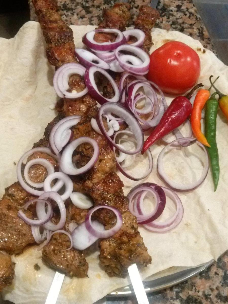 Liulia kebabas ant lavašo su svogūnais ir pomidorais